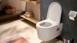 Ein modernes, elegantes WC steht in einem stilvollen Badezimmer mit sanften Farben und einem minimalistischen Design.