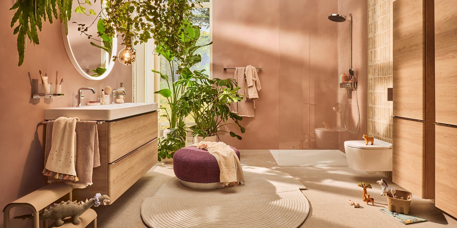 Ein modernes Badezimmer mit sanften Erdtönen, Pflanzen und einem eleganten Waschbecken aus Holz und Weiß.