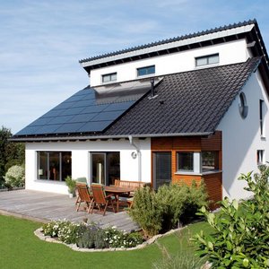 Ein Familienhaus mit einer Solaranlage